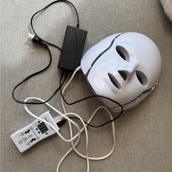 LED Light Therapy Mask with Remote - Picture 2 of 3